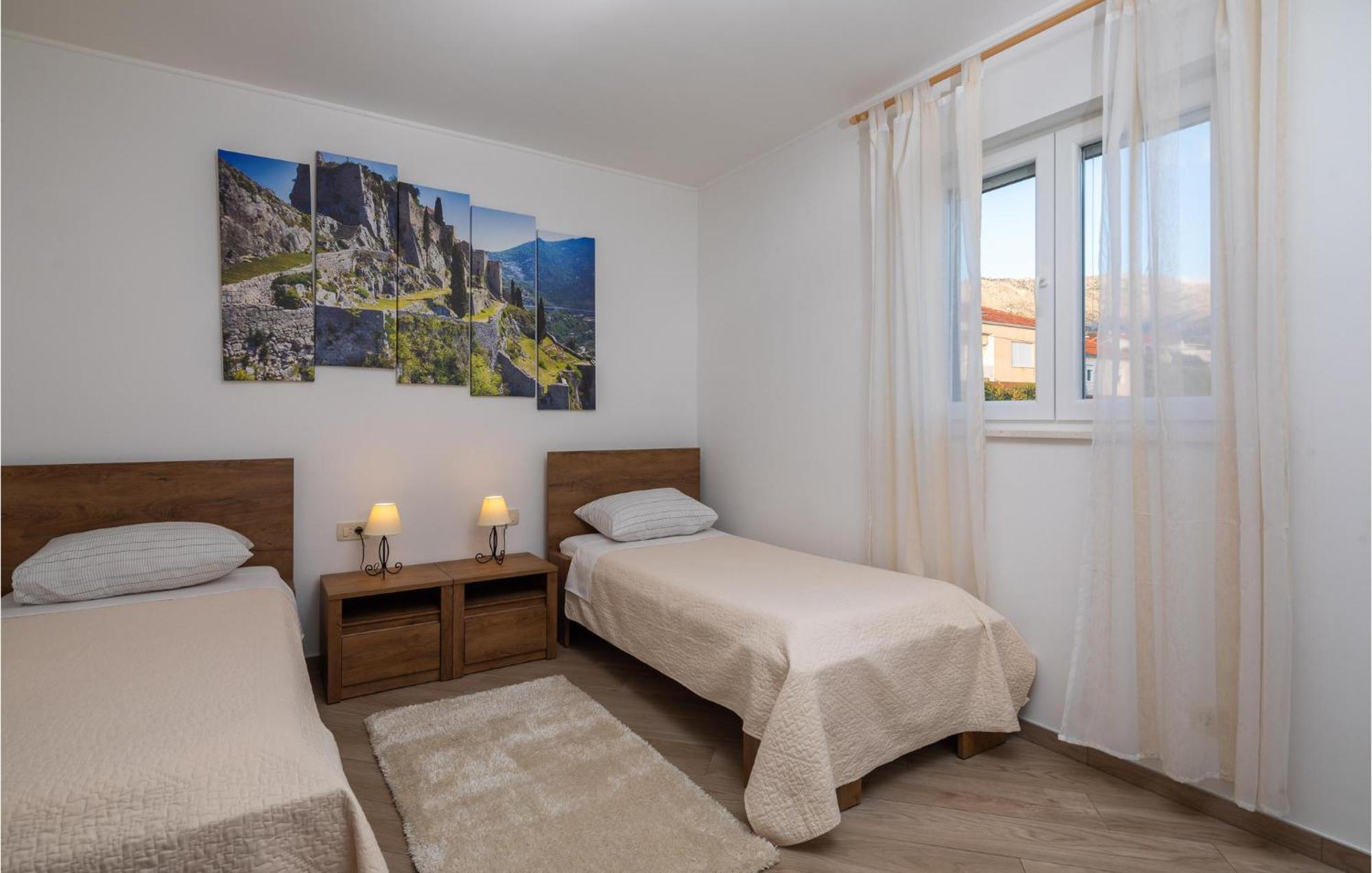 Cozy Home In Zrnovnica With Wifi Eksteriør bilde